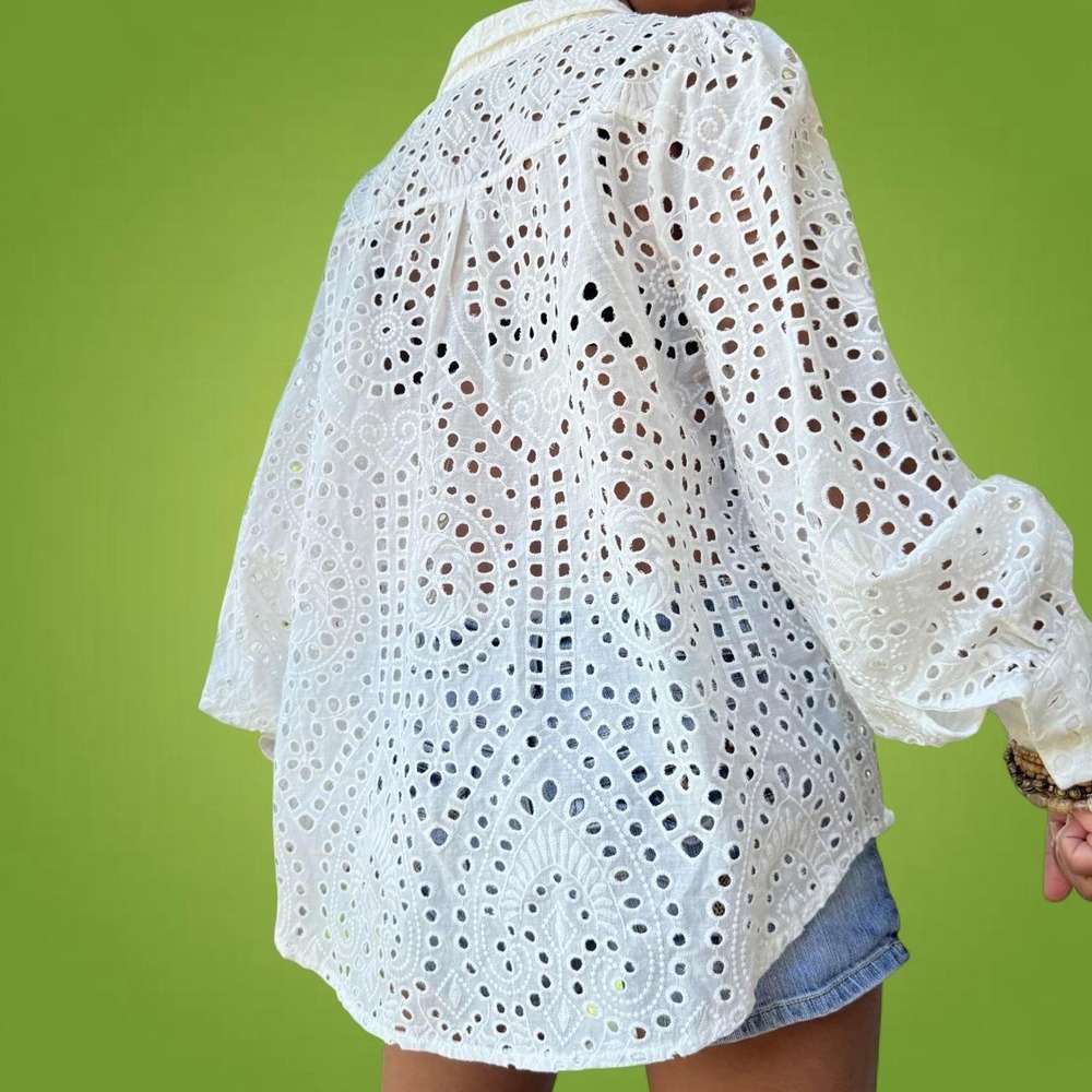 Skies Are Blue, Women's Medium, White Eyelet Button Front Shirt